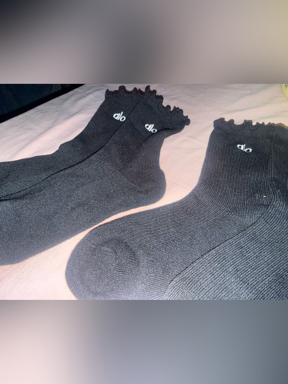 ALO Yoga Women’s Lettuce Edge Socks NWOT (2 pairs) - Picture 4 of 6